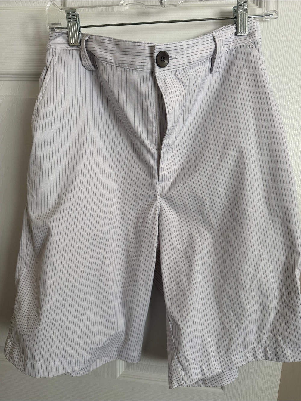 Under Armour Men's White Pinstripe golf Shorts